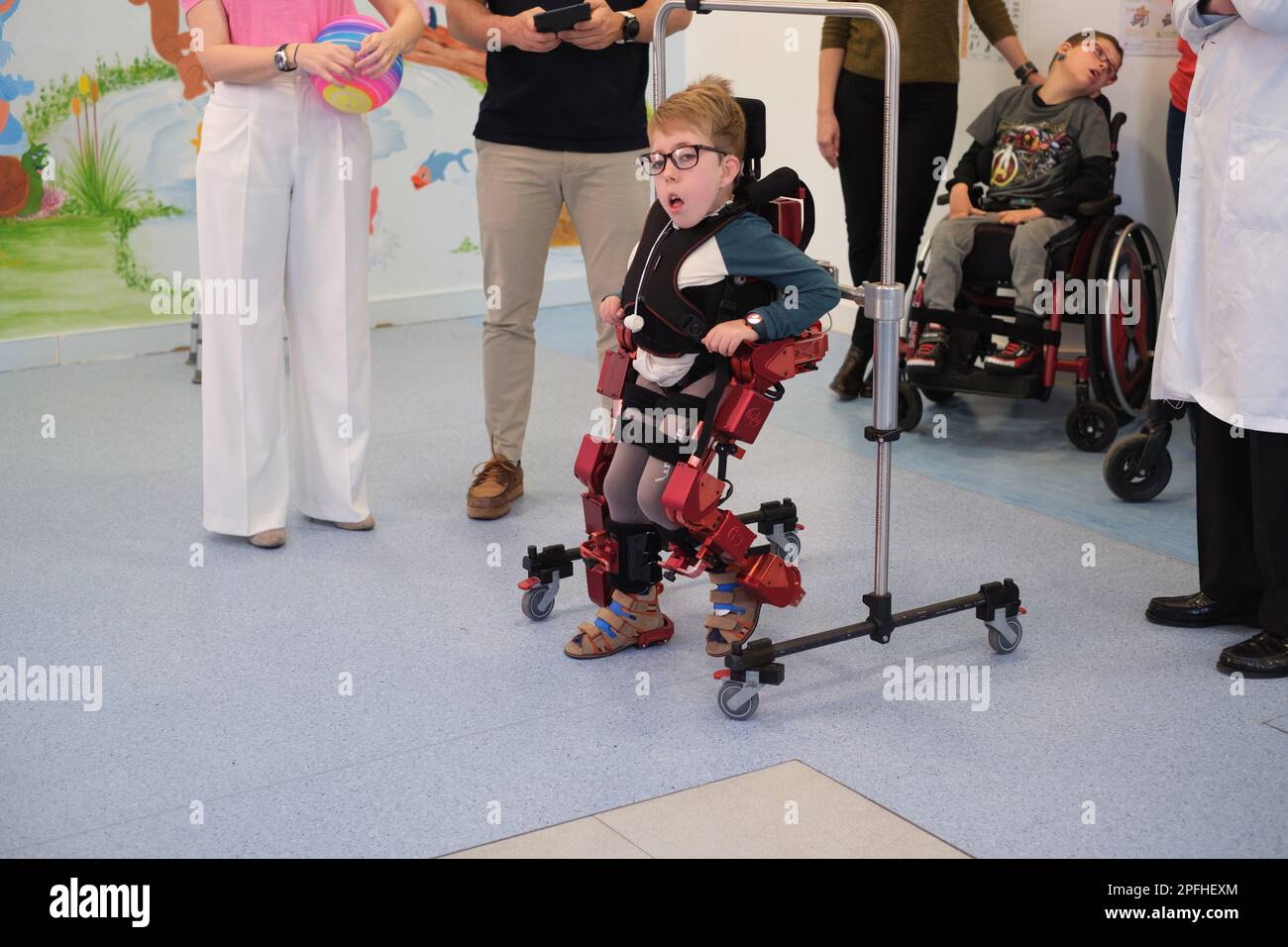 Madrid, Spanien. 17. März 2023. Adolfo Garcia-Ines, ein 9-jähriger Junge, der das Exoskelett Atlas 2023 verwendet, das bei der Präsentation der Fortschritte in der pädiatrischen Patientenversorgung des Exoskeletts Atlas 2023, dem weltweit ersten Exoskelett, das ausschließlich für die Rehabilitation von Kindern mit neuromuskulärer Pathologie bestimmt ist, zu sehen ist; Das im öffentlichen Gesundheitssystem Madrids an der Kinderuniversitätsklinik Niño Jesus in Madrid eingesetzt wird. (Foto: Atilano Garcia/SOPA Images/Sipa USA) Guthaben: SIPA USA/Alamy Live News Stockfoto