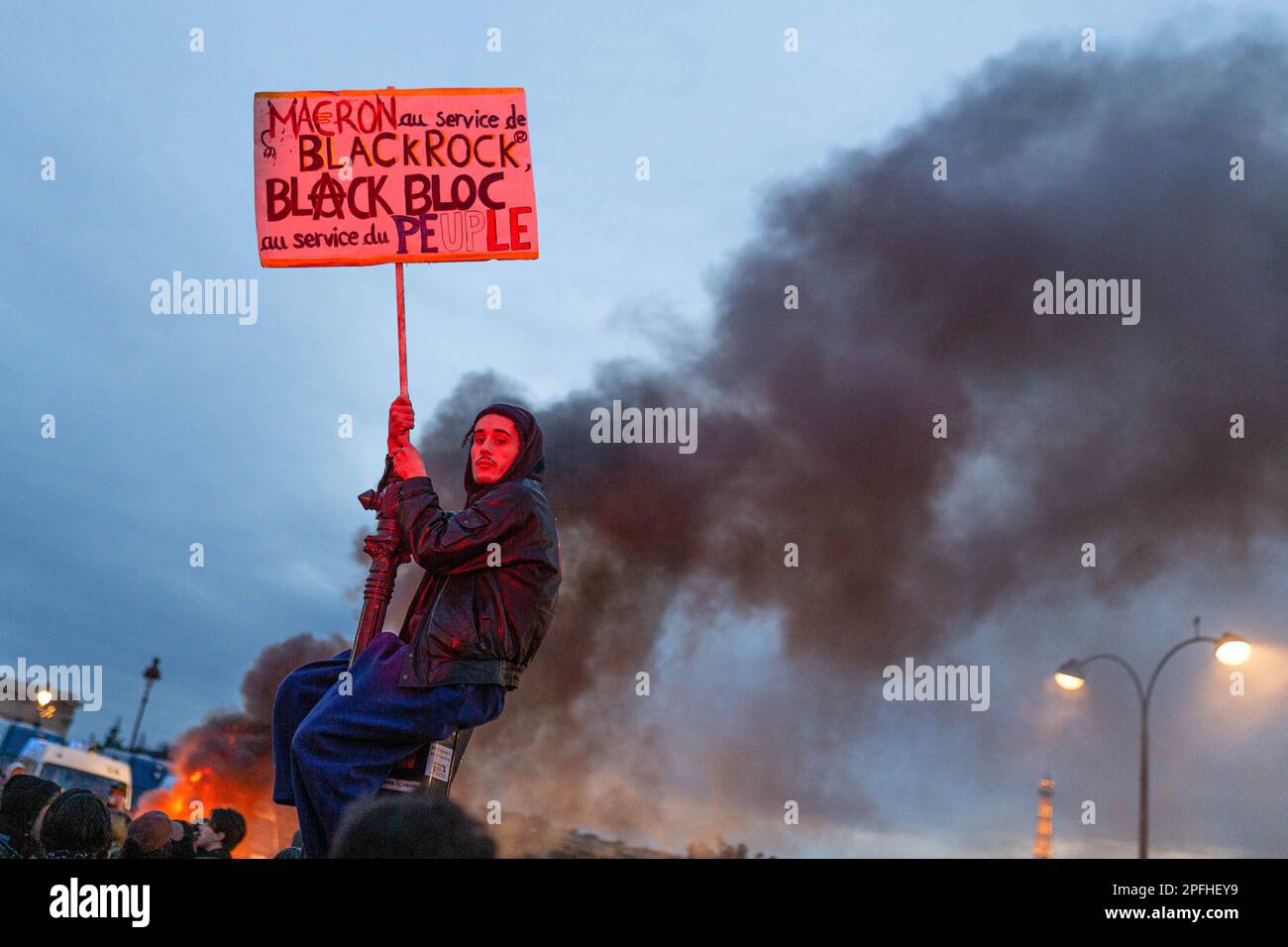 Paris, Frankreich. 16. März 2023. Während der Demonstration hält ein Protestteilnehmer ein Plakat. Tausende von Menschen schlossen sich dem Protest am Place de la Concorde in Paris an, nachdem angekündigt wurde, dass die Regierung Macron über Premierminister Elisaberth Borne Artikel 49,3 der französischen Verfassung auslösen würde, der es der Regierung erlaubt, die Annahme eines Gesetzesentwurfs zu erzwingen, ohne die Nationalversammlung zu passieren. (Foto: Telmo Pinto/SOPA Images/Sipa USA) Guthaben: SIPA USA/Alamy Live News Stockfoto