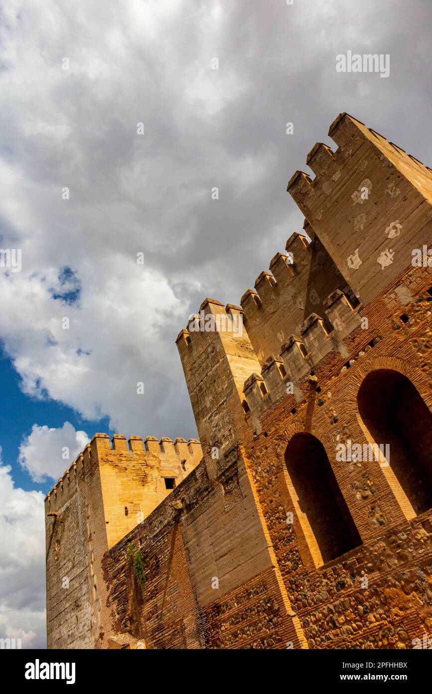 Maurische Türme und Mauern im Alhambra-Palast in Granada Andalusien Spanien ist ein UNESCO-Weltkulturerbe und eine wichtige Touristenattraktion. Stockfoto