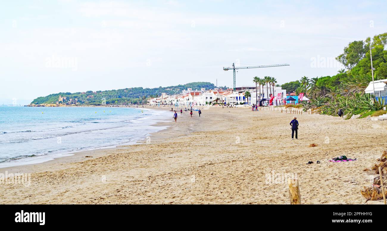 Panoramablick auf den Strand und die Promenade von Altafulla, Tarragona, Catalunya, Spanien, Europa Stockfoto