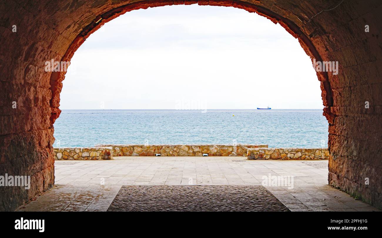 Panoramablick auf den Strand und die Promenade von Altafulla, Tarragona, Catalunya, Spanien, Europa Stockfoto