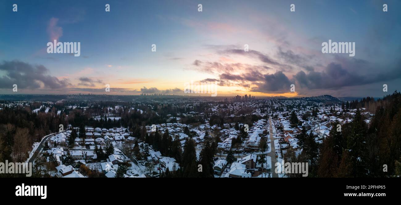 Moderne, schneebedeckte Vorstadtgegend. Burnaby, Vancouver, BC, Kanada Stockfoto