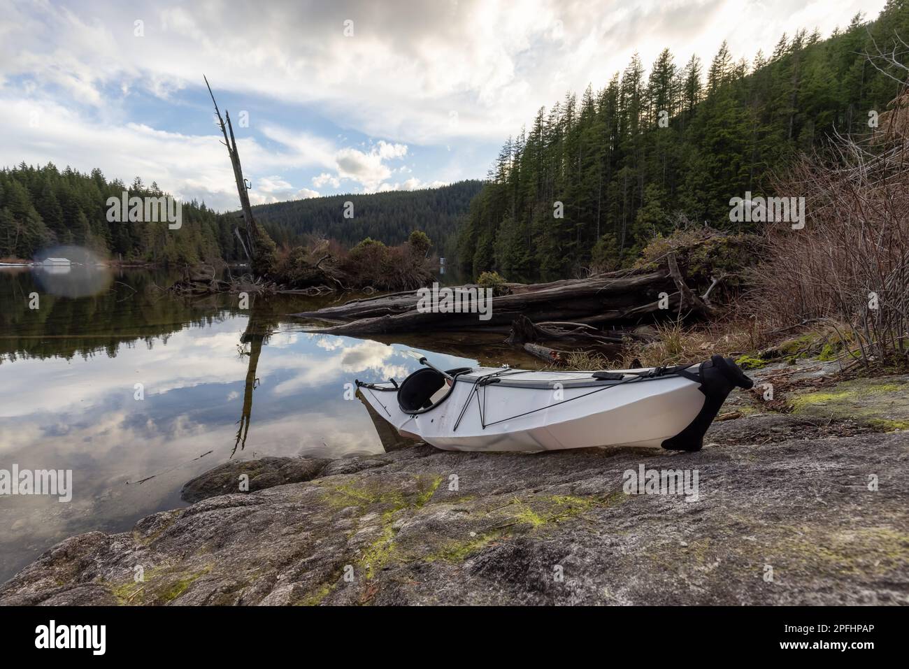 Kajakfahren im ruhigen Wasser mit der kanadischen Berglandschaft. Stockfoto