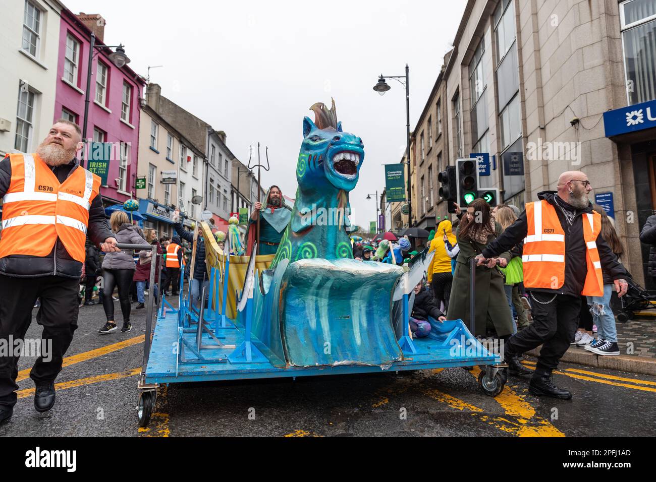 Downpatrick, Großbritannien. 17. März 2023. Downpatrick UK.17. März, Saint Patrick's Day Parade Es gab viele bunte Wagen und Kostüme während der Parade, die sich durch das Stadtzentrum schlängelte. Credit: Bonzo/Alamy Live News Stockfoto