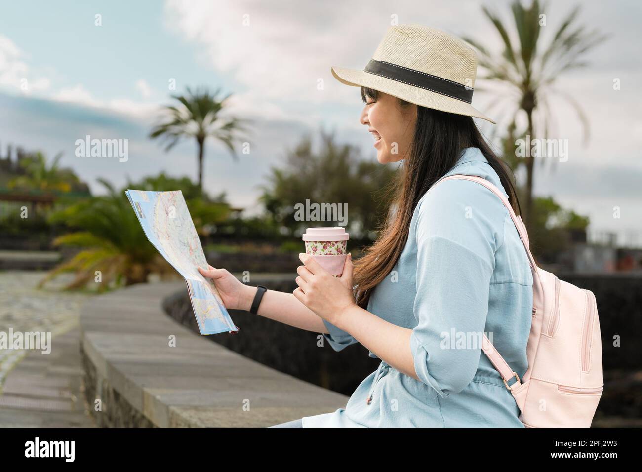 Happy Travel Asiate Girl Looking Karte, die neue Orte während der Stadtbesichtigung entdeckt Stockfoto