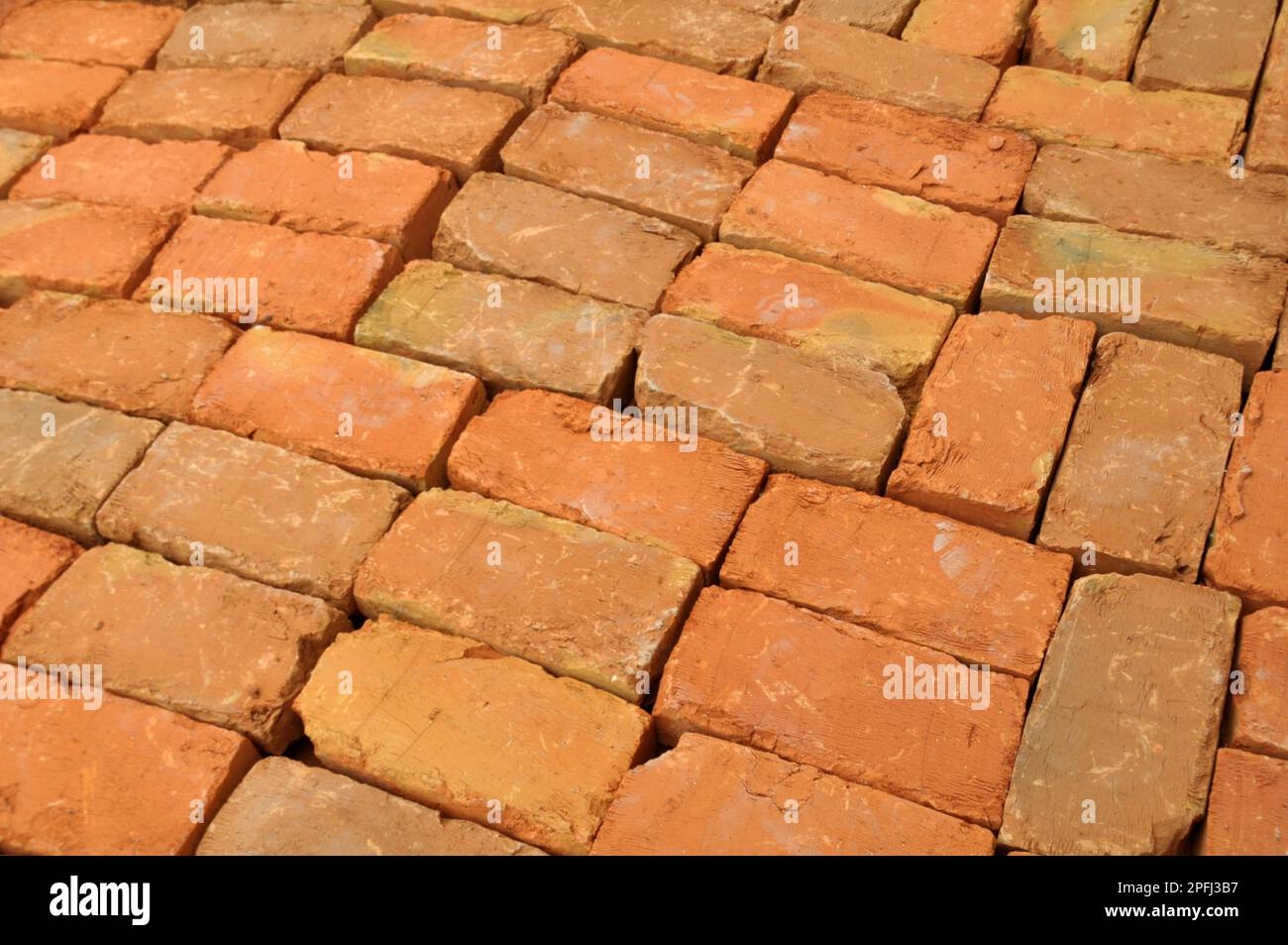 Auf dem Stapel befindet sich ein vorgefertigter abgebrannter Ziegel aus Ton Stockfoto