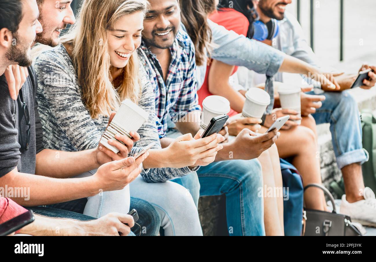 Multikulturelle Personengruppe, die Smartphone mit Kaffee auf dem Universitätscampus nutzt - Gen z Hände abhängig von Smartphone - Technologiekonzept Stockfoto