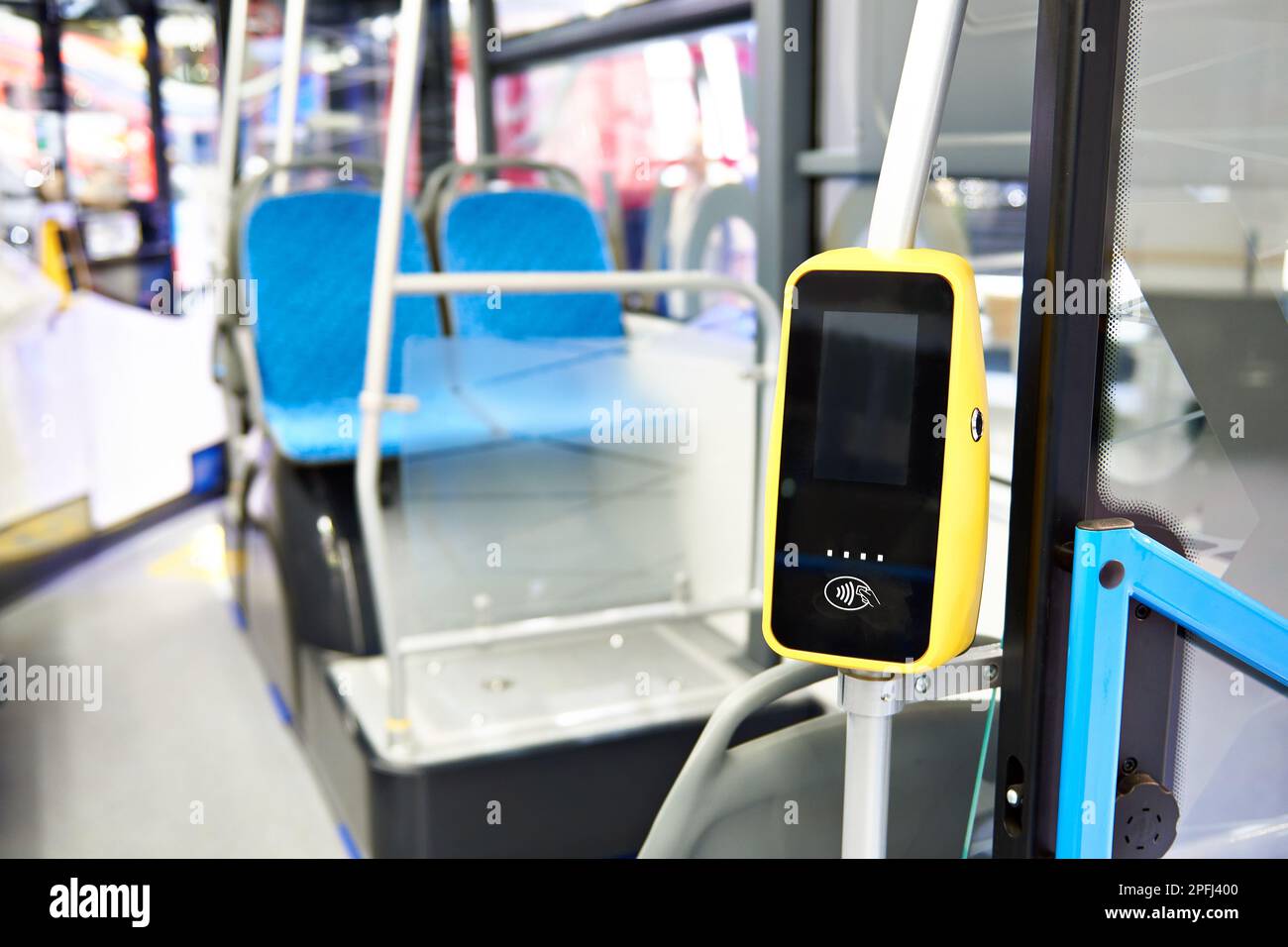 Moderne touch Payment Terminal in Bus Stockfoto