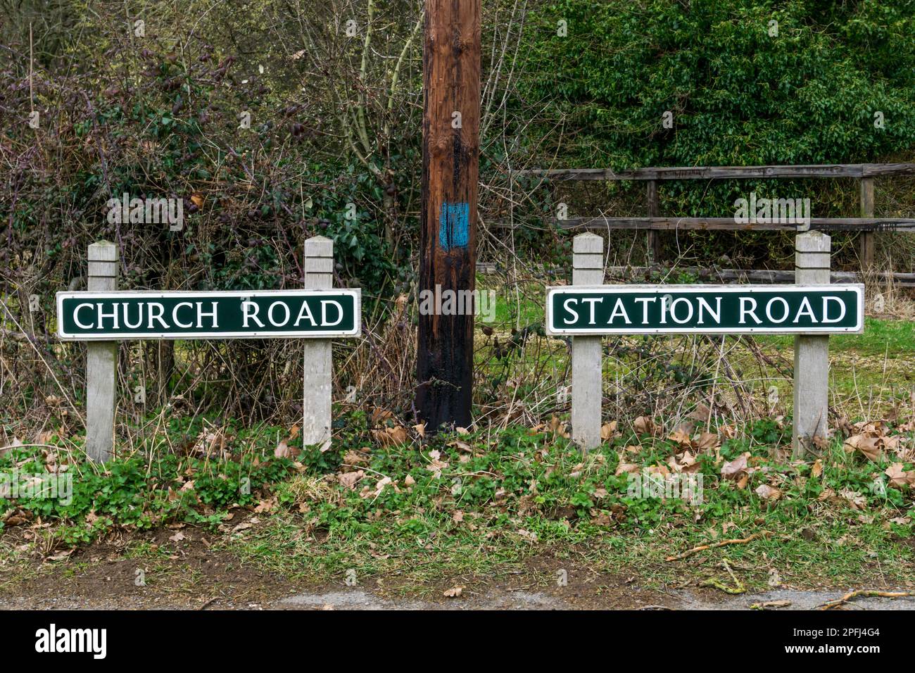 Eine Änderung des Straßennamens auf halbem Weg zwischen Kirche und Bahnhof im Norfolk-Dorf Wolferton. Stockfoto