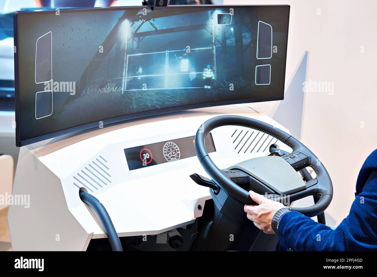 Fahrzeugfahrsimulator mit Monitor Stockfoto