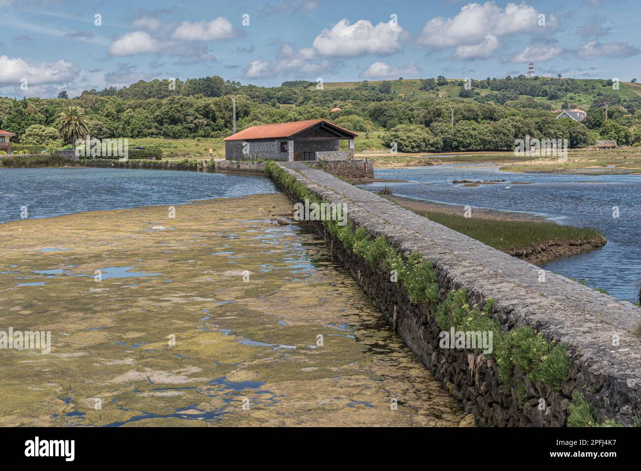 Gezeiten-Mühle Santa Olaja in Arnuero, Kantabrien, Spanien, Stockfoto