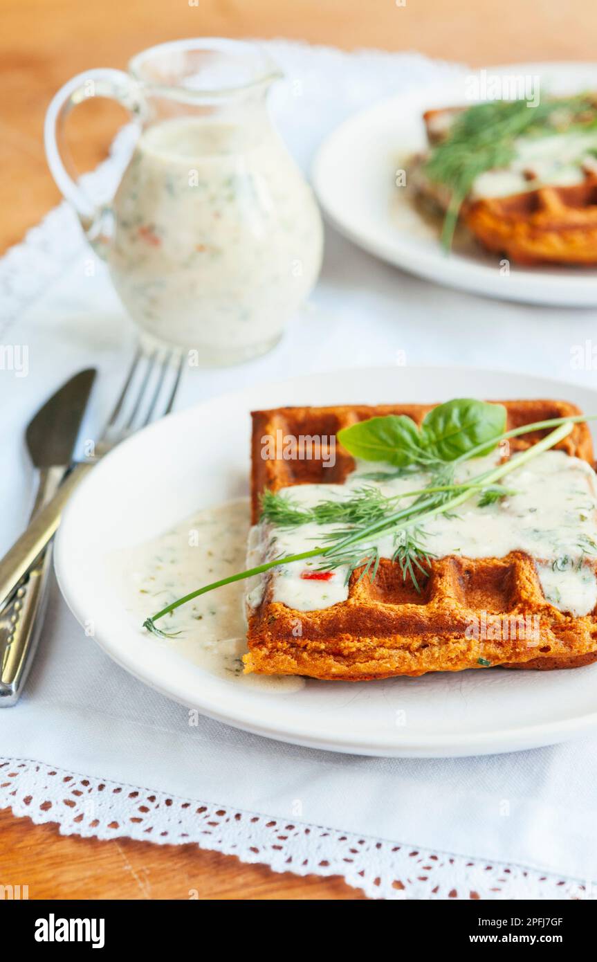 Cornflakes-Waffeln mit Pfeffer und Kräutersauce Stockfoto