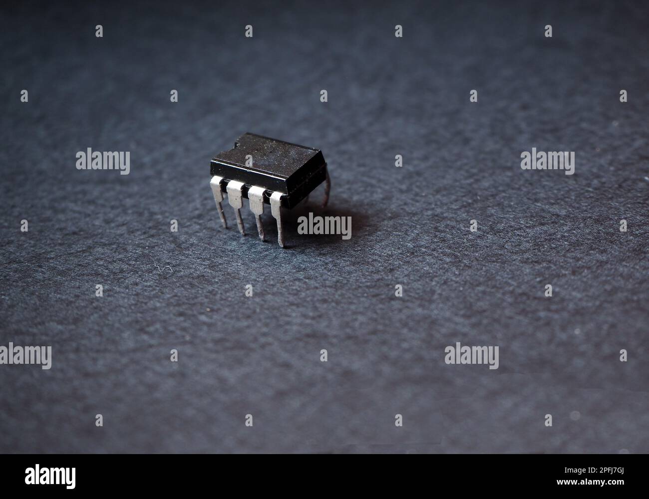 8-poliger Halbleiterchip. Nahaufnahme eines IC-Chips. Stockfoto