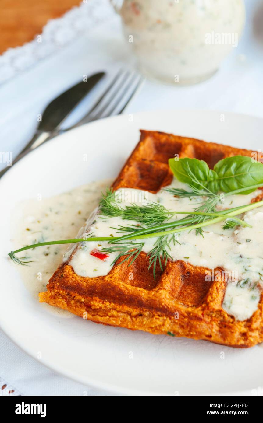 Cornflakes-Waffeln mit Pfeffer und Kräutersauce Stockfoto