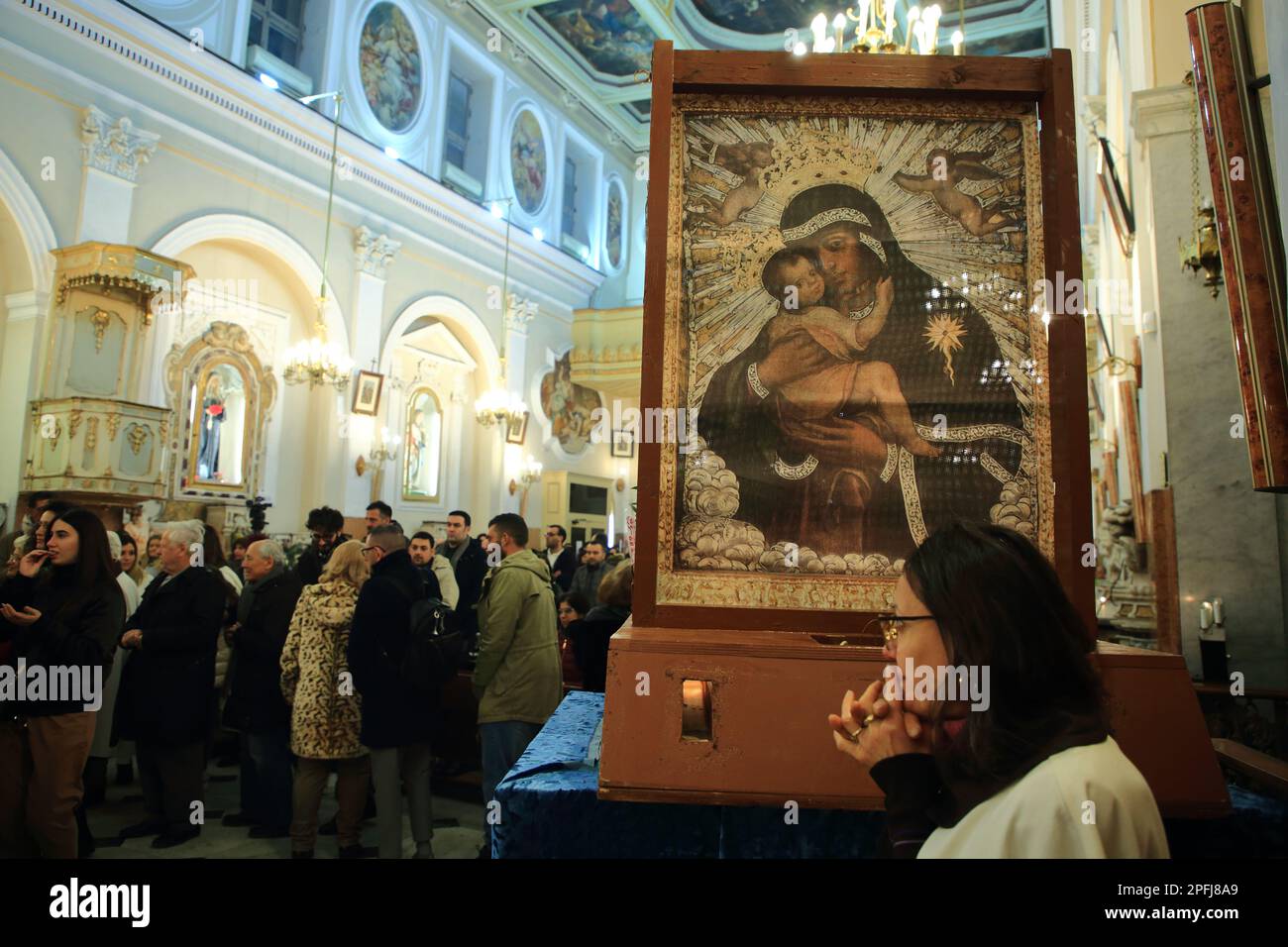 Religiöses Ritual, das Bild der Madonna del Carmine vor der Tür des Schreins zu erwecken, genau einen Monat ab Sonntag nach Ostern Stockfoto