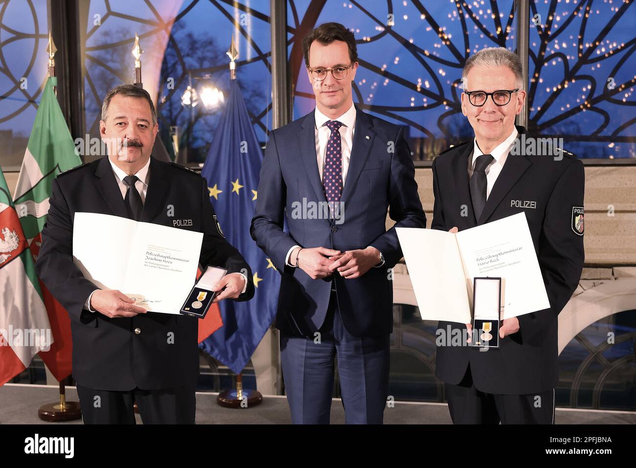 Köln, Deutschland. 17. März 2023. In Köln verleiht der nordrhein-westfälische Ministerpräsident Hendrik Wüst (MdL, CDU) die Rettungsmedaille an die Polizeibeamten Joachim Hoen von Hamm und Mario Reck von Welver. Kredit: David Young/dpa/Alamy Live News Stockfoto