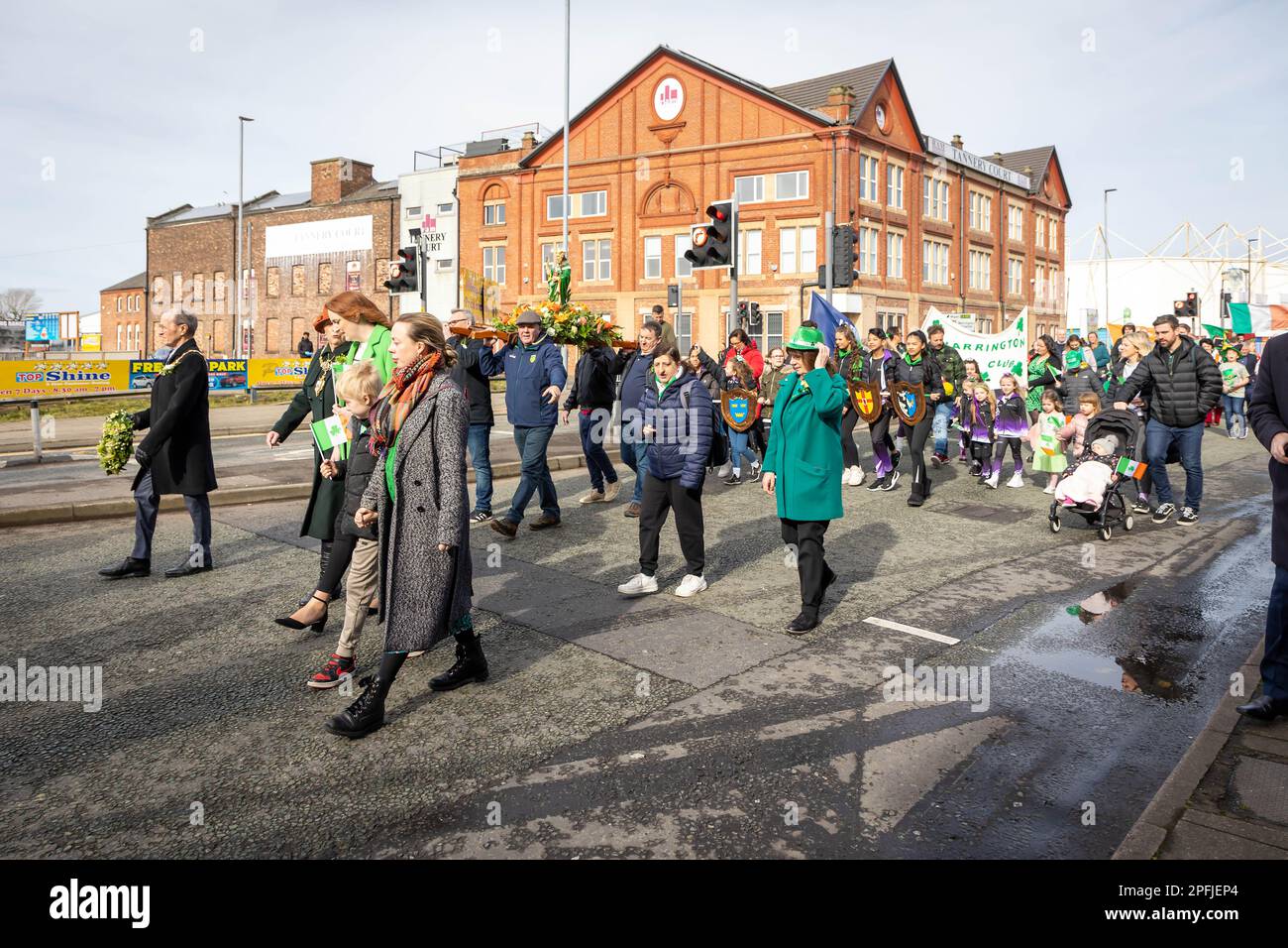 2023 St. Patrick's Day Parade in Warrington, Spaziergang auf der Winwick Road Stockfoto