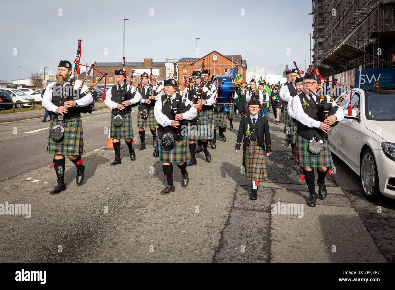 2023 St. Patrick's Day Parade in Warrington. Warrington Pipe Band unterhält Sie entlang des Spaziergangs Stockfoto