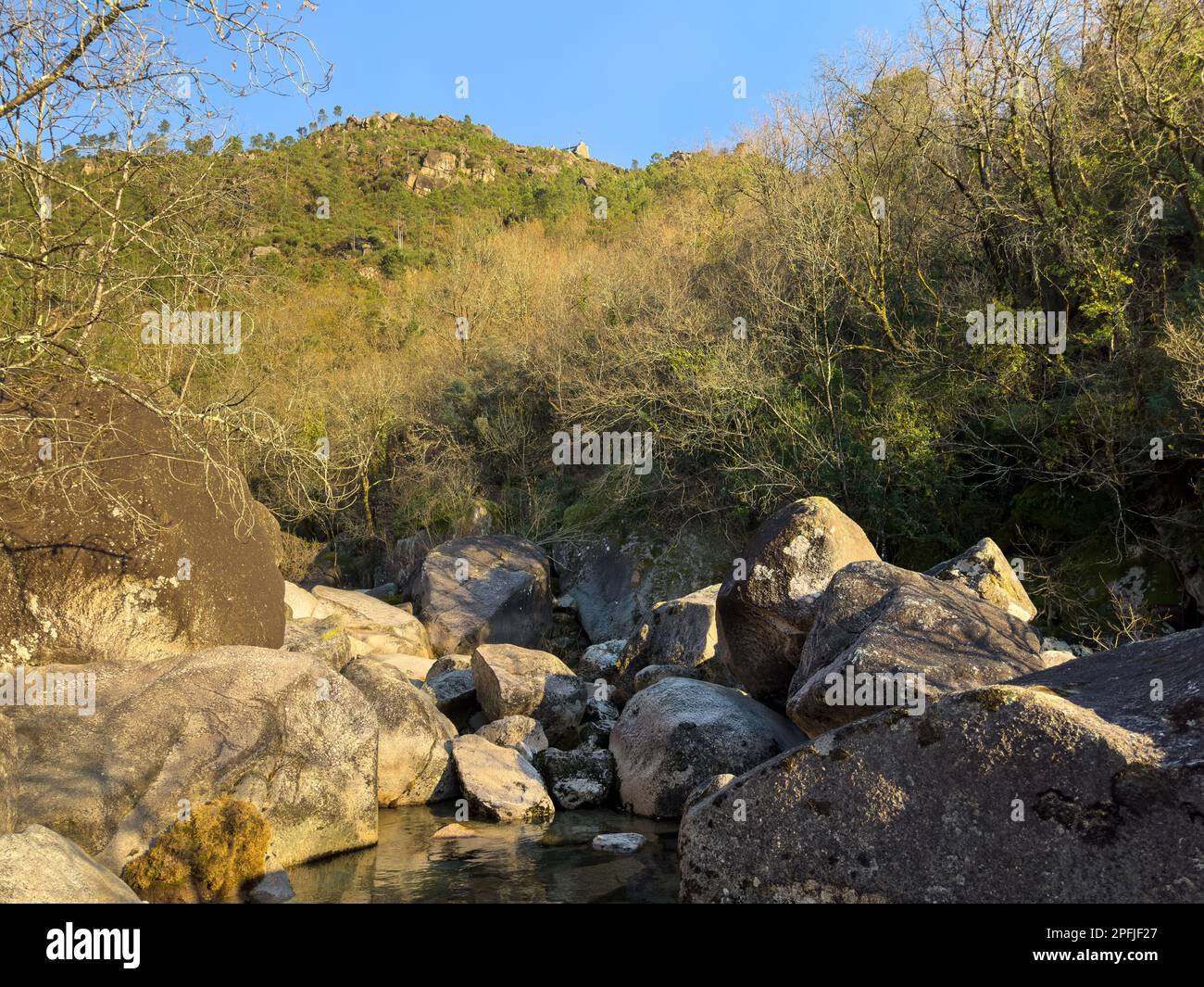 Wasserlauf in der Nähe des Wasserfalls Fecha de Barjas (auch bekannt als Tahiti-Wasserfall) in den Bergen des Peneda-Geres-Nationalparks, Portugal. Stockfoto