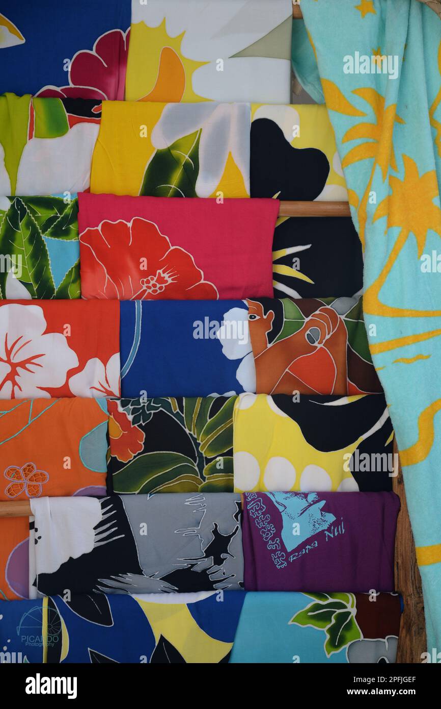 Verschiedene Stoffe und ihre mehrfarbigen Drucke hängen auf einem Kleiderständer Stockfoto