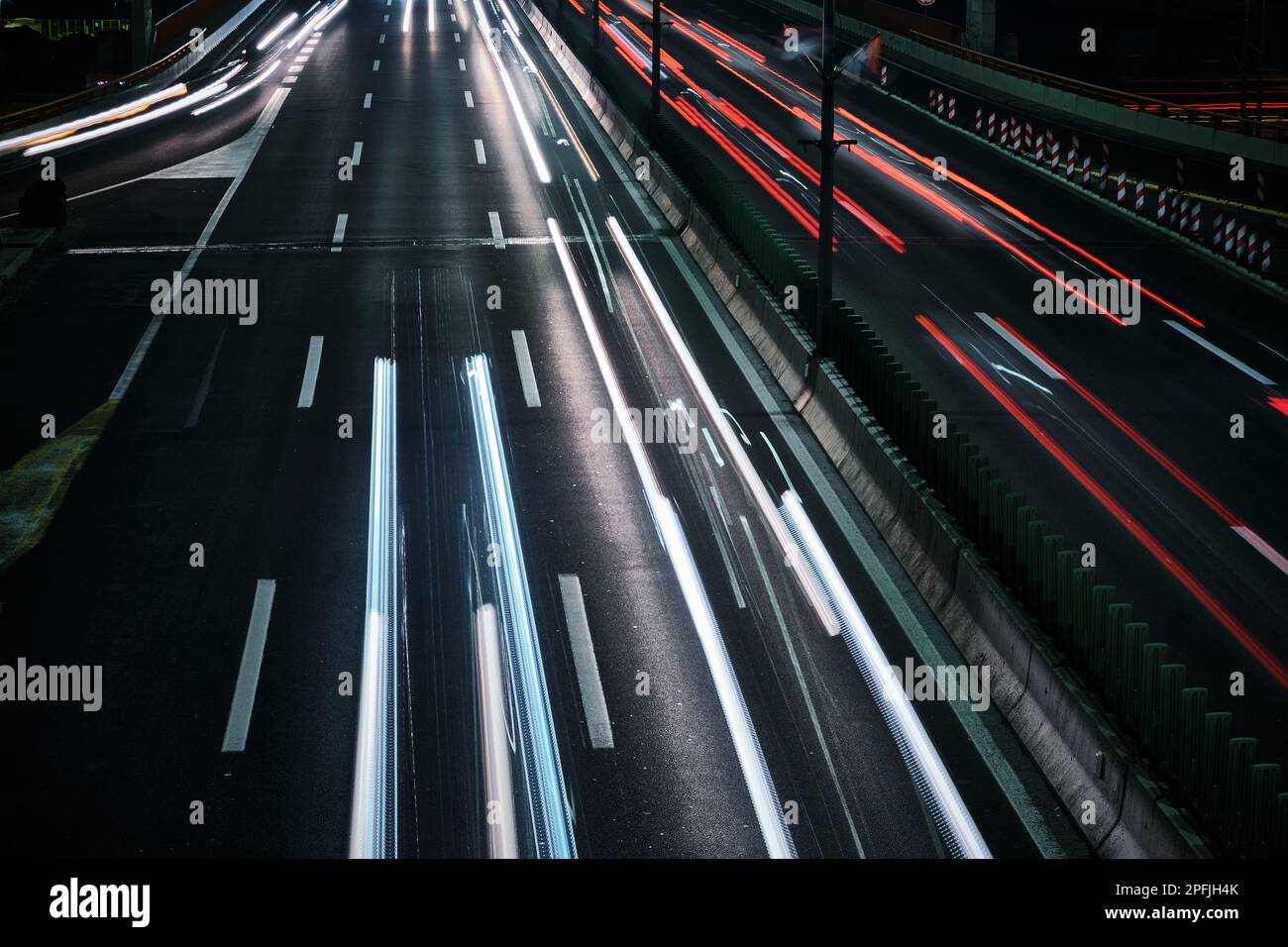Lichtspuren von Autoscheinwerfern und Rücklichtern. Fahrzeuge fahren, die mit langer Belichtung aufgenommen wurden Stockfoto