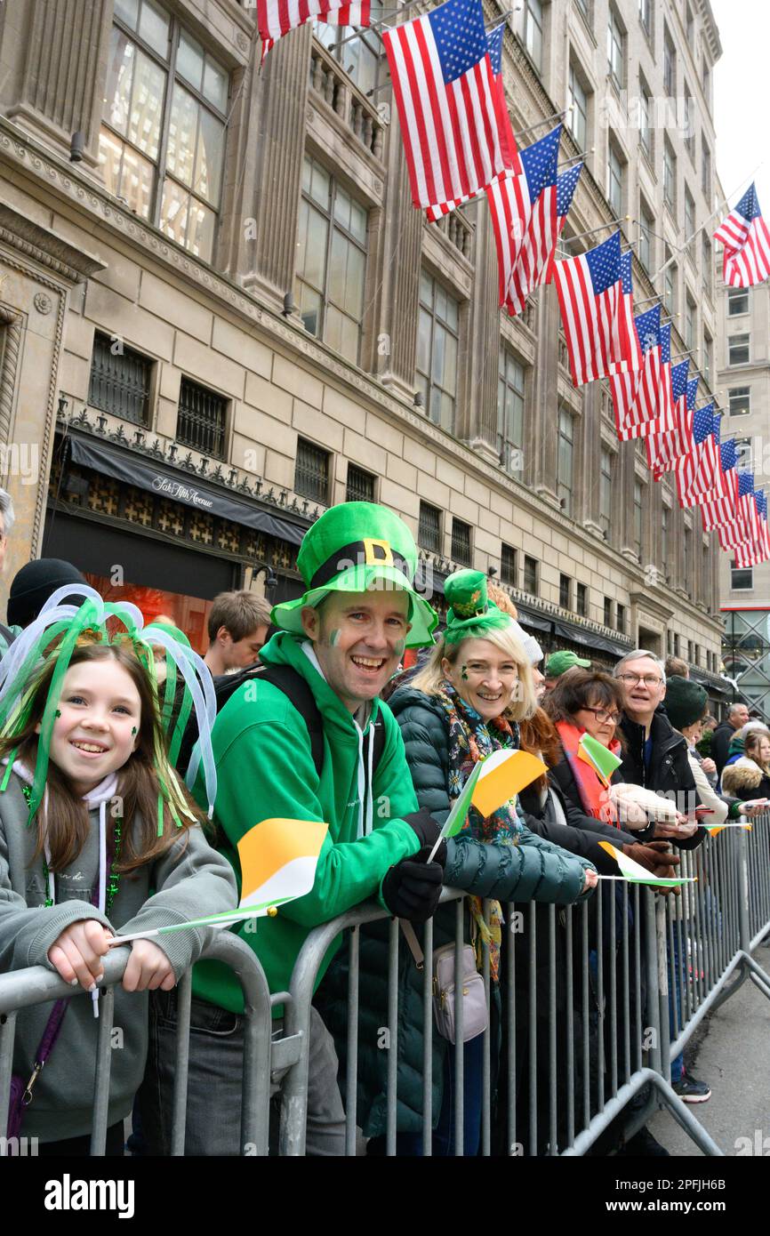 New York, USA. 17. März 2023. Zuschauer beobachten die St. Patrick's Day Parade am 17. März 2023 in New York City. Etwa 150.000 Menschen marschieren jedes Jahr durch die Fifth Avenue in der größten St. Patrick's Day Parade, die seit 1762 jährlich stattfindet, um das irische Erbe zu feiern. Kredit: Enrique Shore/Alamy Live News Stockfoto