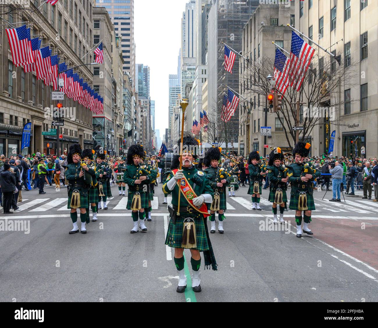 New York, USA. 17. März 2023. Eine Gruppe von Dudelsackern von den New Yorker Staatsgerichten nehmen am St. Teil Patrick's Day Parade am 17. März 2023 in New York City. Etwa 150.000 Menschen marschieren jedes Jahr durch die Fifth Avenue in der größten St. Patrick's Day Parade, die seit 1762 jährlich stattfindet, um das irische Erbe zu feiern. Kredit: Enrique Shore/Alamy Live News Stockfoto