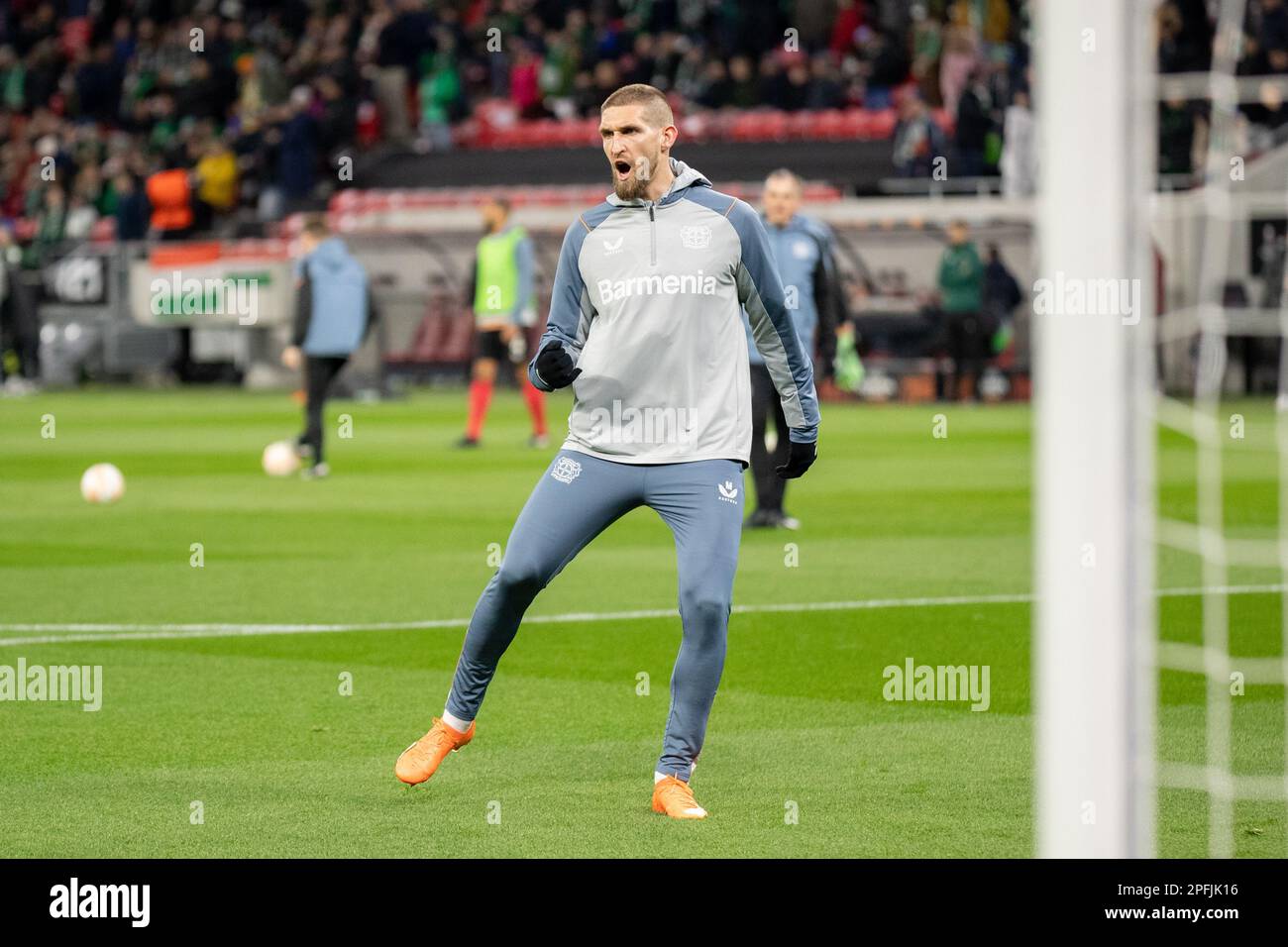 Budapest, Ungarn. 16h, März 2023. Robert Andrich von Bayer Leverkusen wärmt sich vor dem Spiel der UEFA Europa League zwischen Ferencvaros und Bayer Leverkusen in der Groupama Arena in Budapest auf. (Foto: Gonzales Photo - Balazs Popal). Stockfoto