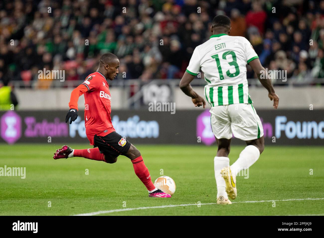 Budapest, Ungarn. 16h, März 2023. Moussa Diaby (19) von Bayer Leverkusen während des Spiels der UEFA Europa League zwischen Ferencvaros und Bayer Leverkusen in der Groupama Arena in Budapest. (Foto: Gonzales Photo - Balazs Popal). Stockfoto