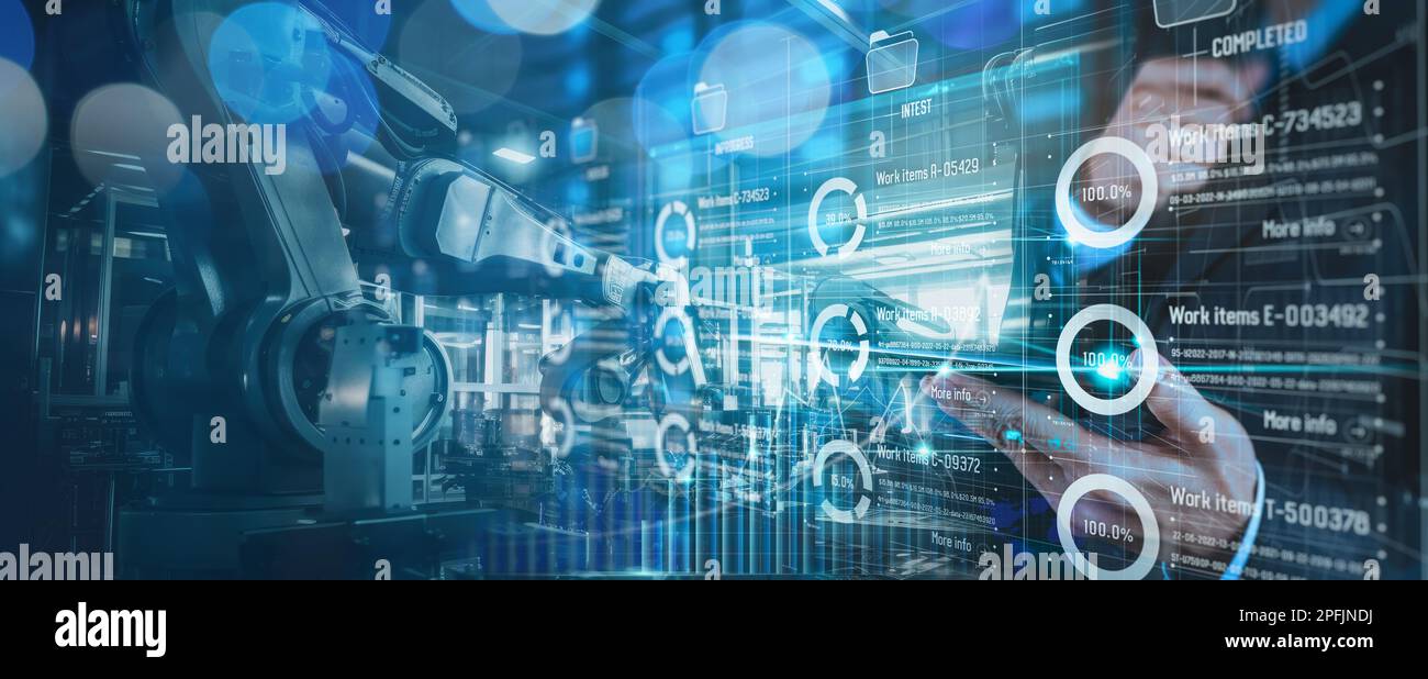 Ingenieurmanager analysiert und steuert Automatisierungsroboter auf Software moderne virtuelle Schnittstellendaten in Echtzeit in intelligenter Fabrik Stockfoto