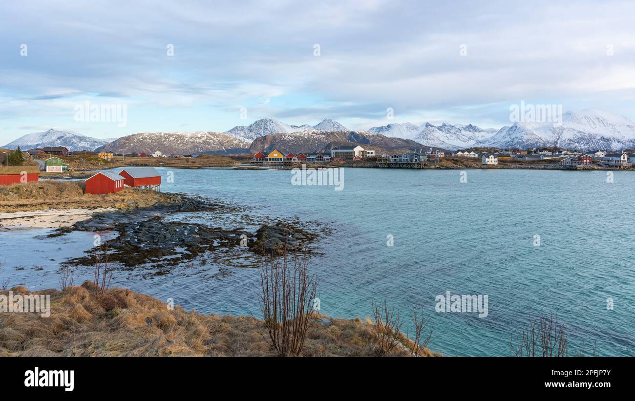 Schöne bunte Häuser am Ufer des Nordatlantik. hölzerne Ferienhäuser auf den Inseln Hillesøy und Sommarøy. rotes Haus am See. Ferien in Troms, Norwegen Stockfoto