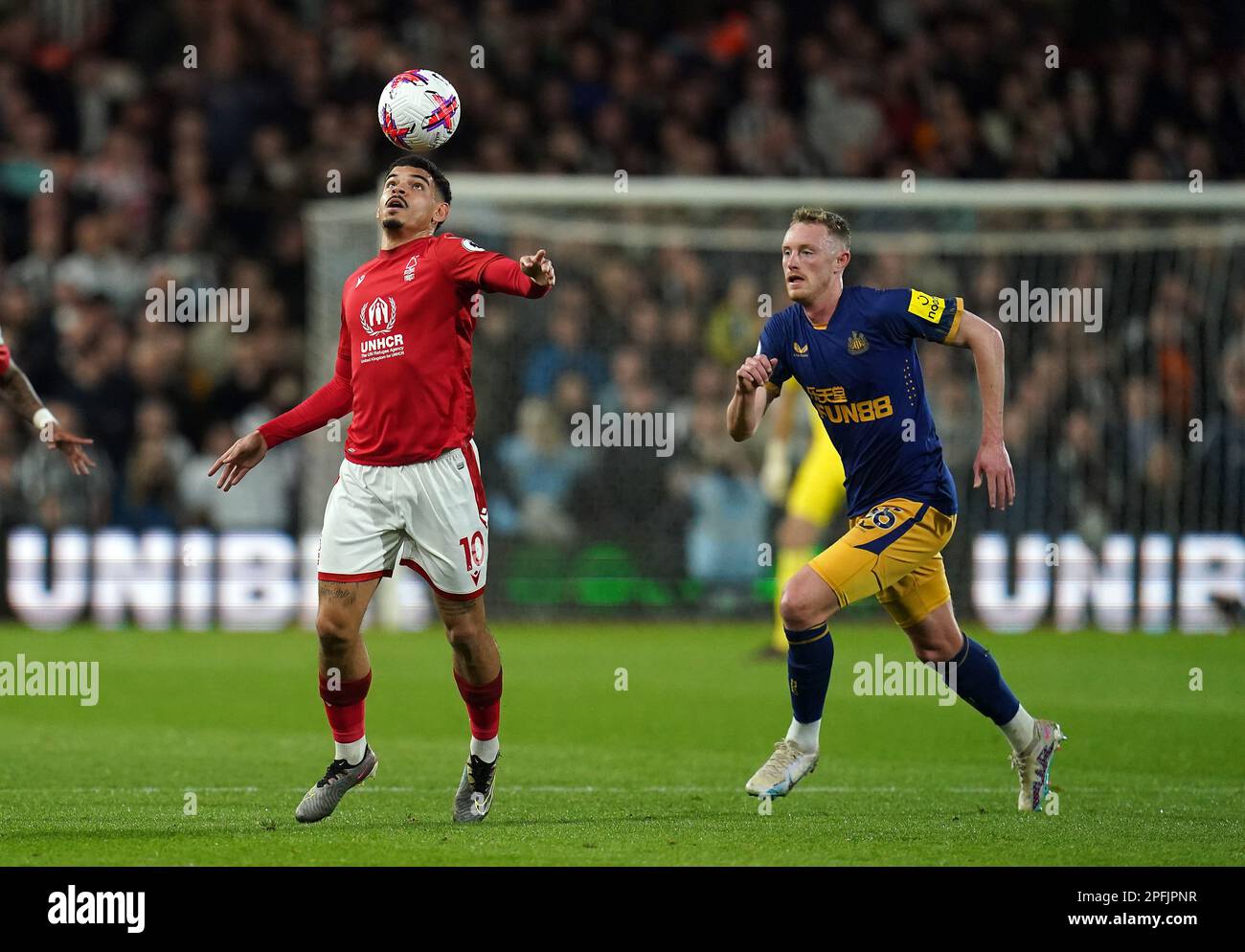 Morgan Gibbs-White von Nottingham Forest und Sean Longstaff von Newcastle United während des Premier League-Spiels auf dem City Ground in Nottingham. Foto: Freitag, 17. März 2023. Stockfoto