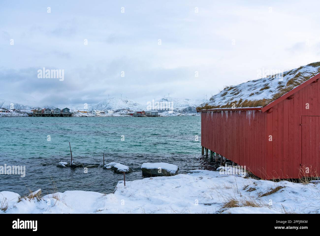 Schöne bunte Häuser am Ufer des Nordatlantik. hölzerne Ferienhäuser auf den Inseln Hillesøy und Sommarøy. rotes Haus am See. Ferien in Troms, Norwegen Stockfoto