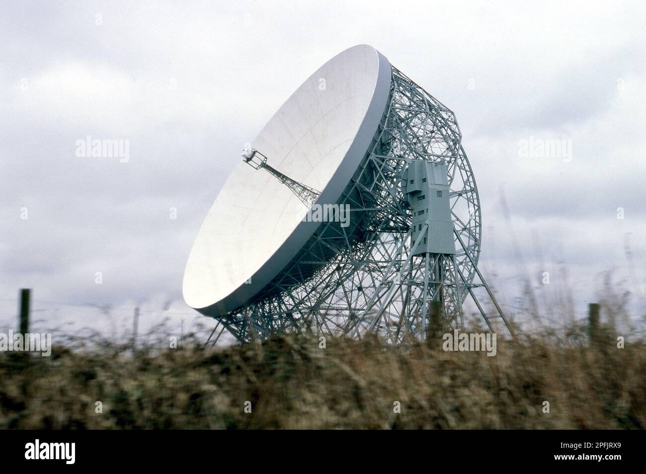 Nahaufnahme des Lovell Radio Telescope - Jodrell Bank Observatory - vom Zugfenster zwischen Crewe und Manchester aus gesehen Stockfoto