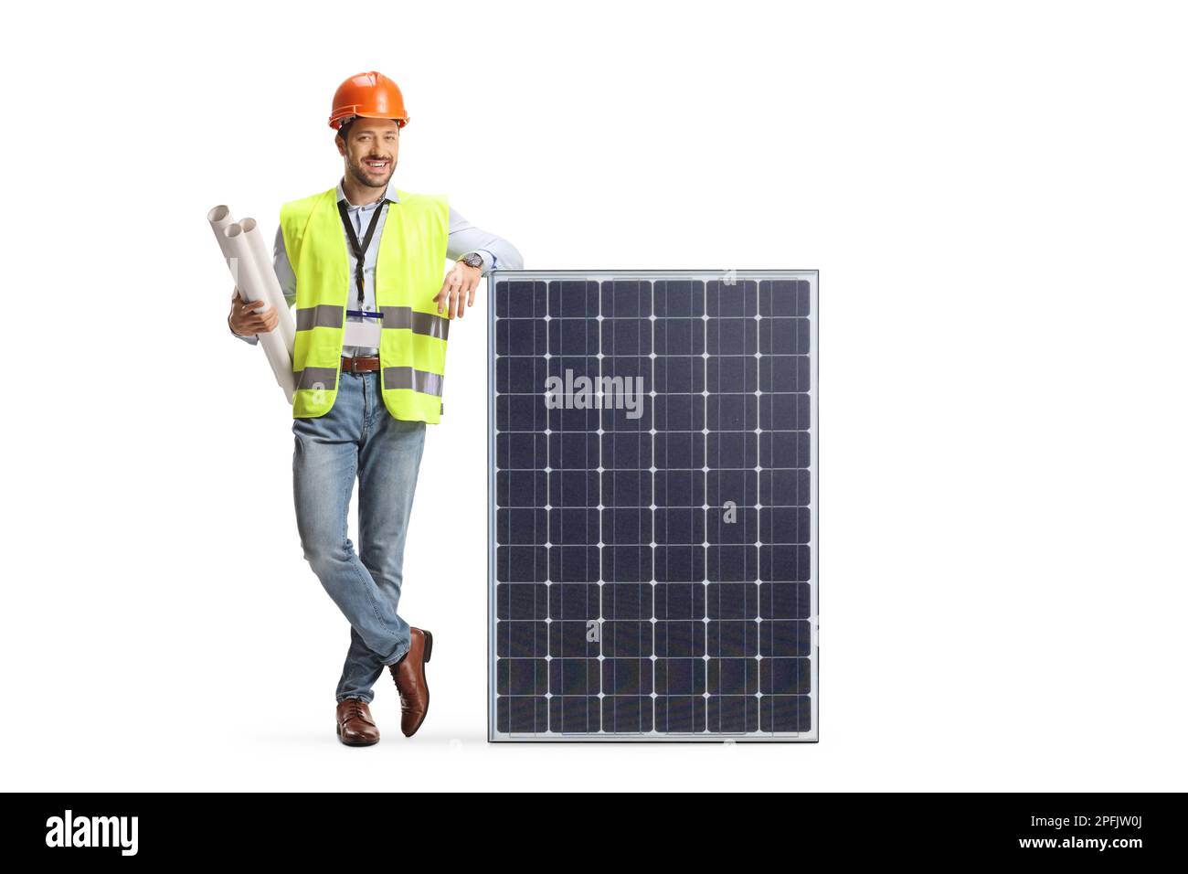 Ingenieur mit Blaupausen, die sich auf ein Solarmodul stützen, isoliert auf weißem Hintergrund Stockfoto