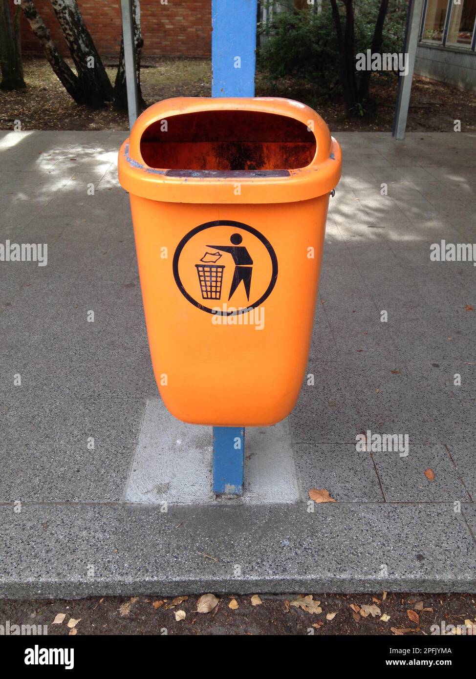 Orangenmüll oder Mülltonnen oder Mülltonnen in Deutschland Stockfoto