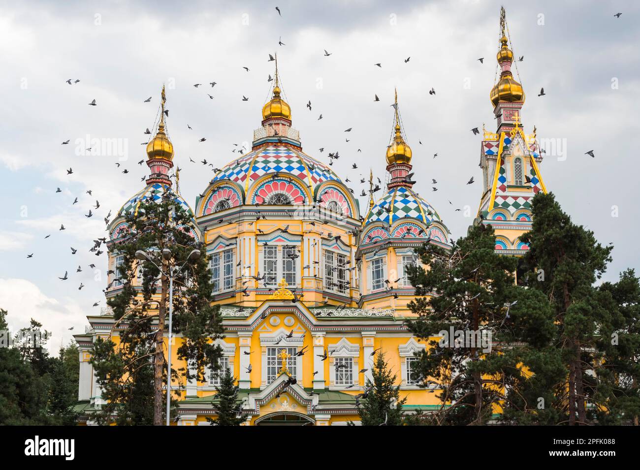 Tauben fliegen über die Ascension Cathedral oder Zenkov Cathedral, Panfilov Park, Almaty, Kasachstan, Zentralasien Stockfoto
