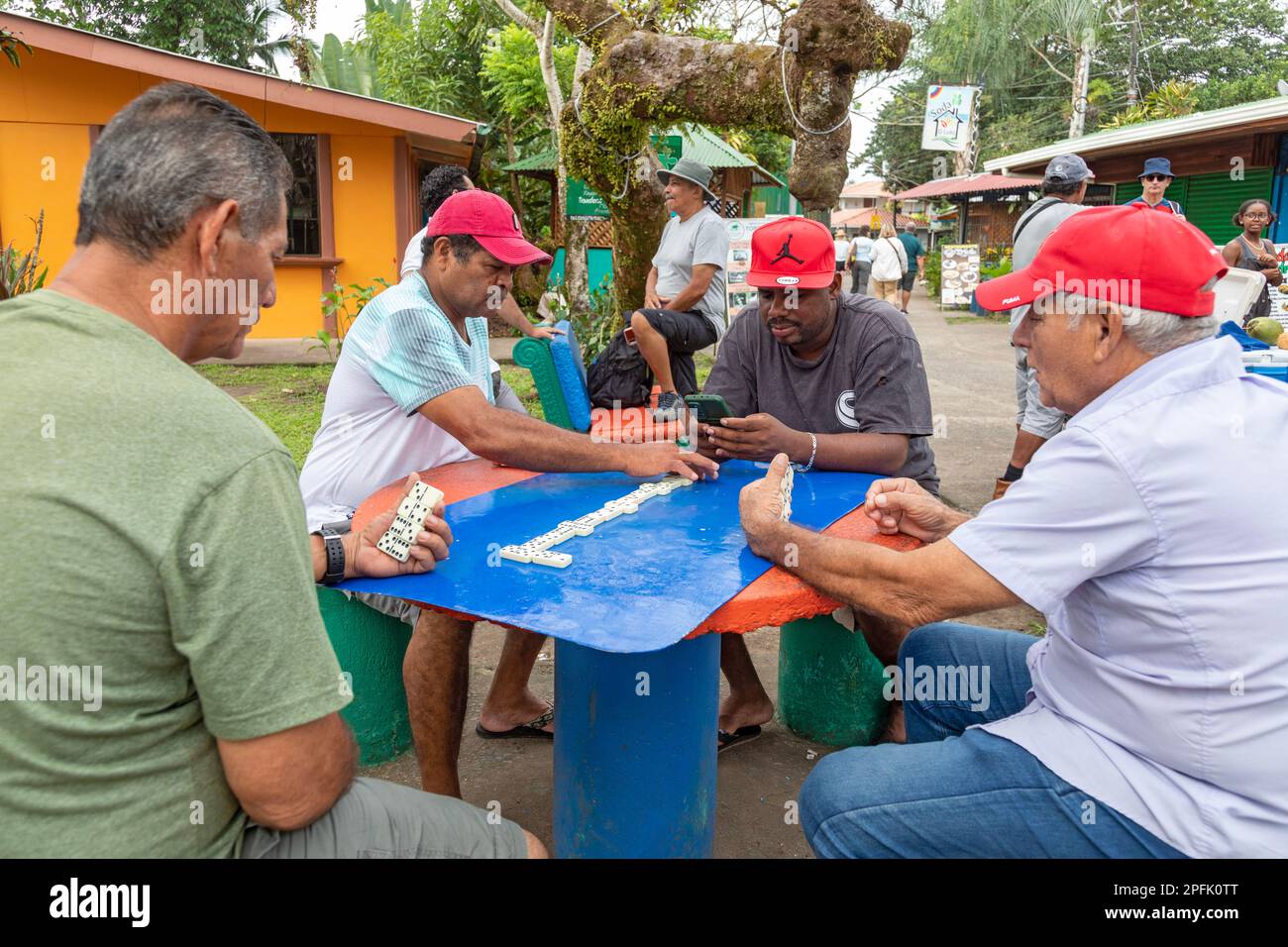 Tortuguero, Costa Rica: Männer spielen Dominospiele in einem kleinen Dorf an der Karibikküste neben dem Tortuguero-Nationalpark. Stockfoto