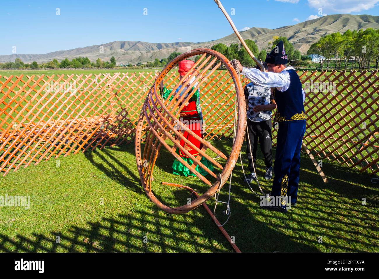 Kasachische Männer, die eine Jurte bauen, nur für redaktionelle Zwecke, Dorf Sati, Tien-Shan-Gebirge, Kasachstan Stockfoto
