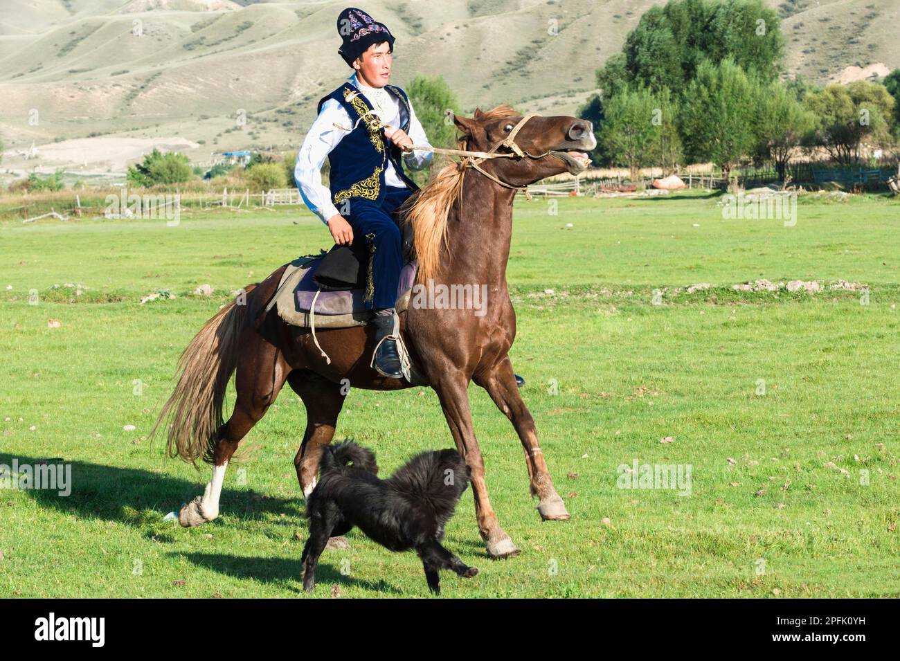 Kasachischer Reiter in traditioneller Kleidung, Dorf Sati, Tien-Shan-Gebirge, Kasachstan Stockfoto
