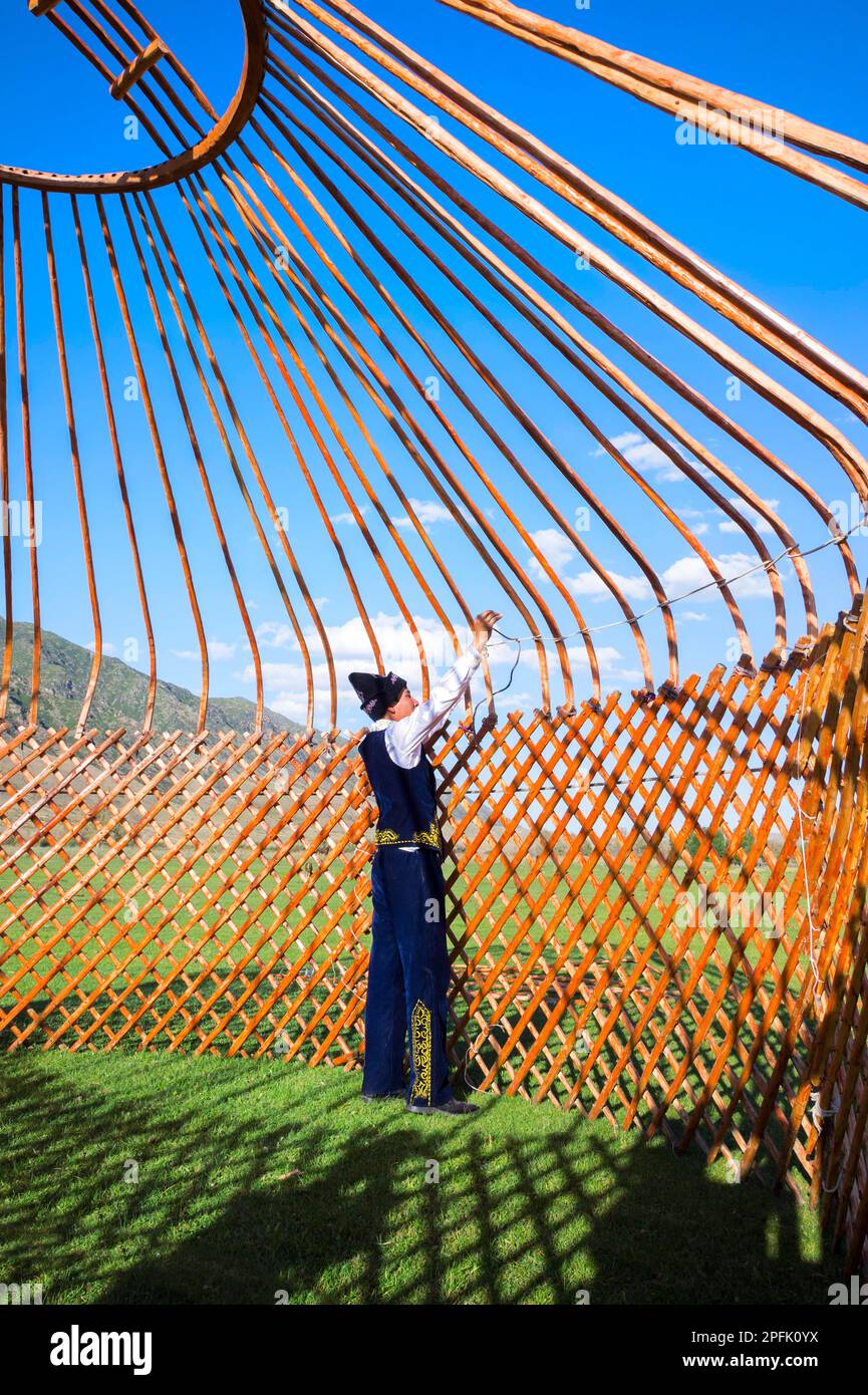 Kasachische Männer, die eine Jurte bauen, nur für redaktionelle Zwecke, Dorf Sati, Tien-Shan-Gebirge, Kasachstan Stockfoto