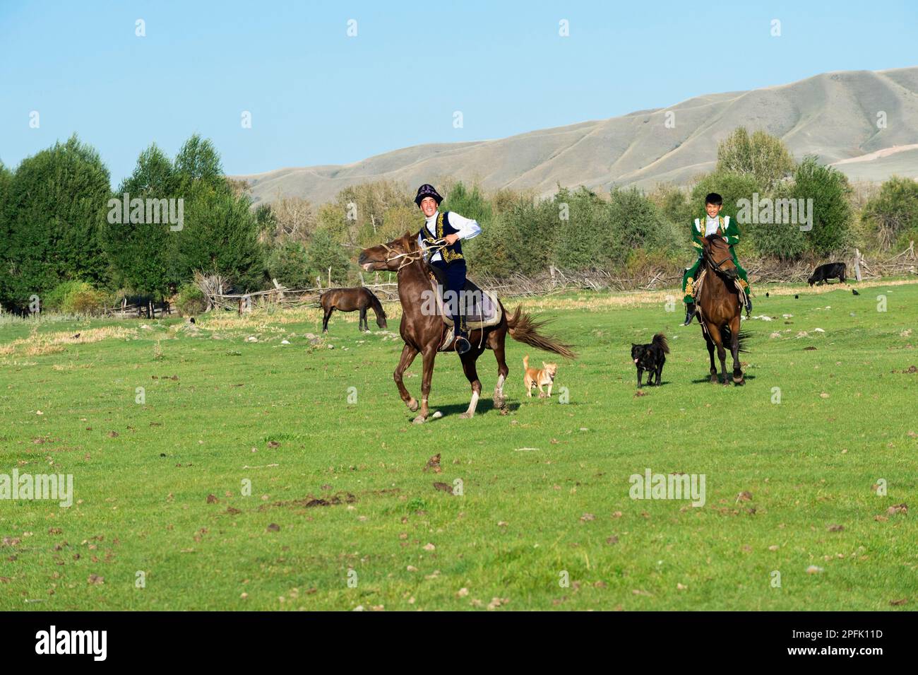 Zwei Kasachische Reiter in traditioneller Kleidung, Dorf Sati, Tien-Shan-Gebirge, Kasachstan Stockfoto