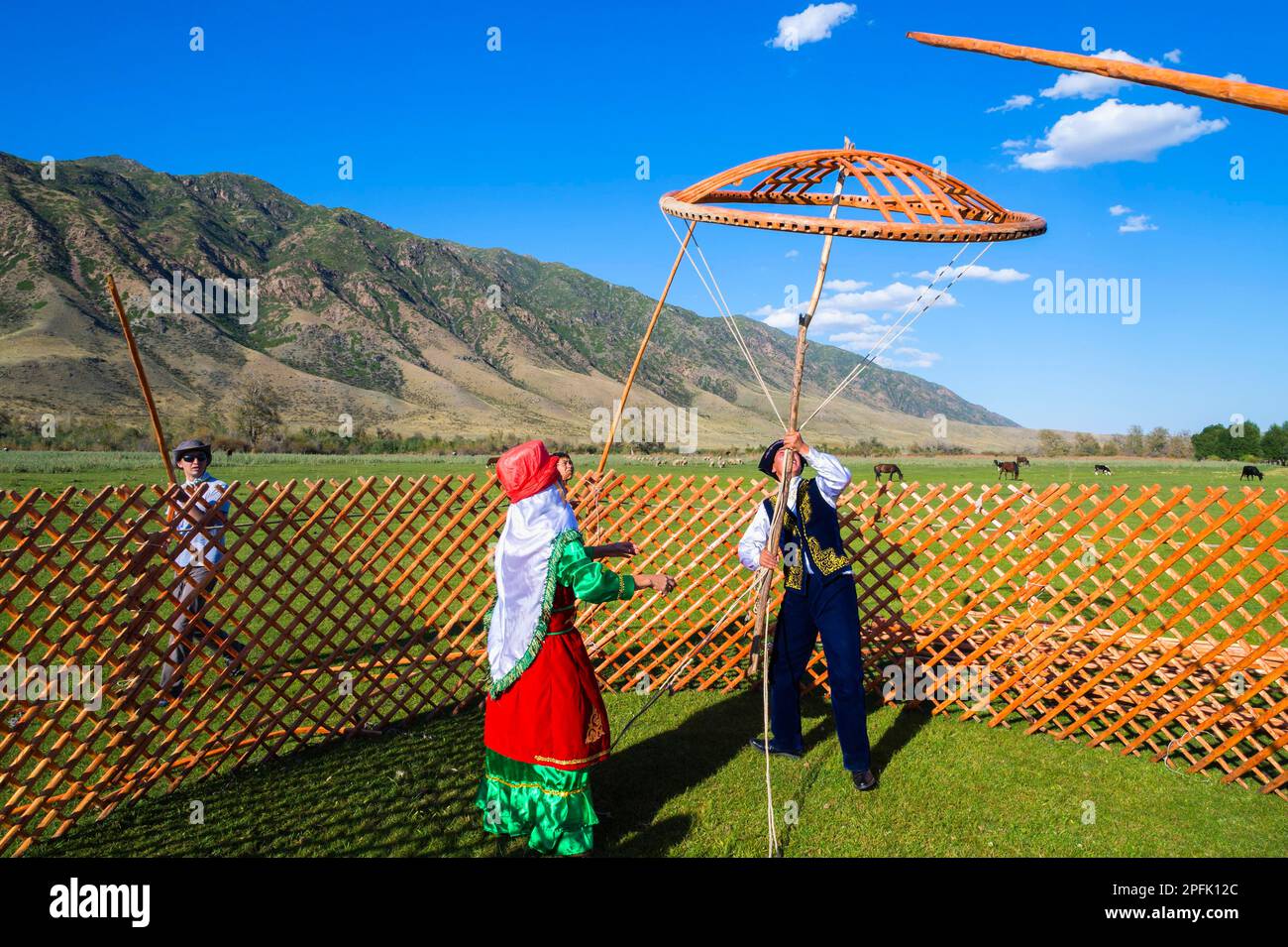 Kasachische Männer, die eine Jurte bauen, nur für redaktionelle Zwecke, Dorf Sati, Tien-Shan-Gebirge, Kasachstan Stockfoto