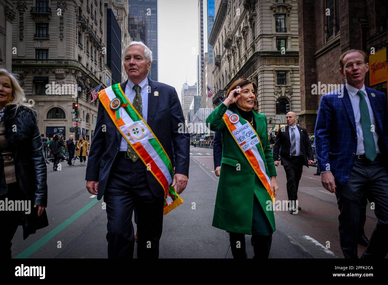 New York, New York, USA. 17. März 2023. NY-Gouverneur Kathy Hochul geht die 2023. Straße entlang Patrick's Day Parade am 17. März 2023. Kredit: Katie Godowski/Media Punch/Alamy Live News Stockfoto