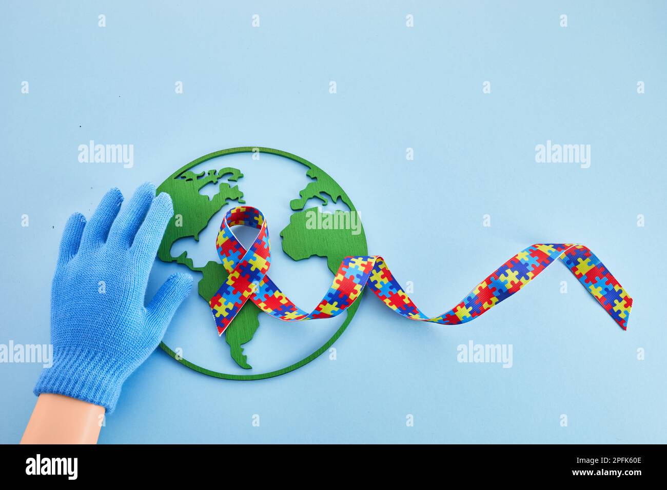 World Autismus Awareness und Stolz Tag oder Monat mit Puzzle-Muster Band auf blauem Hintergrund. Stockfoto