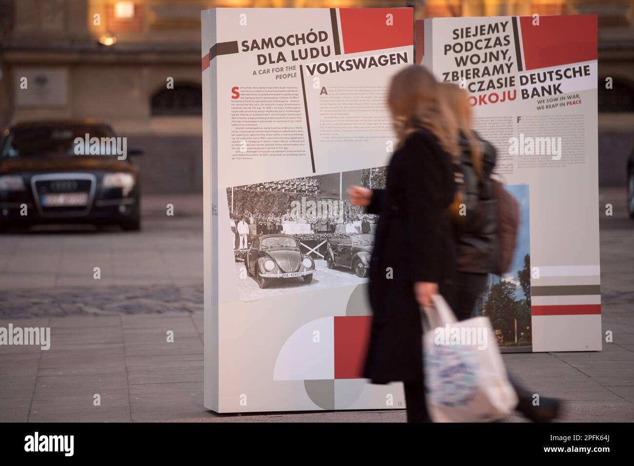 Danzig, Polen. 17. März 2023 Die Ausstellung "Ökonomie des Dritten Reiches" von Instytut Pamieci Narodowej (Institut für nationale Erinnerung) stellt die Ursachen der heutigen deutschen Wirtschaftsmacht vor und erklärt die Ursprünge des deutschen Wirtschaftswunders nach dem Zweiten Weltkrieg. Es zeigt, wie die Infrastruktur und die Technologien aus der Zeit der Wehrwirtschaft (Kriegswirtschaft) auf der Plünderung von Eigentum und der Ausbeutung von Menschen aus Ländern beruhten, die während des Zweiten Weltkriegs von Nazi-Deutschland überfallen wurden © Wojciech Strozyk / Alamy Live News Stockfoto