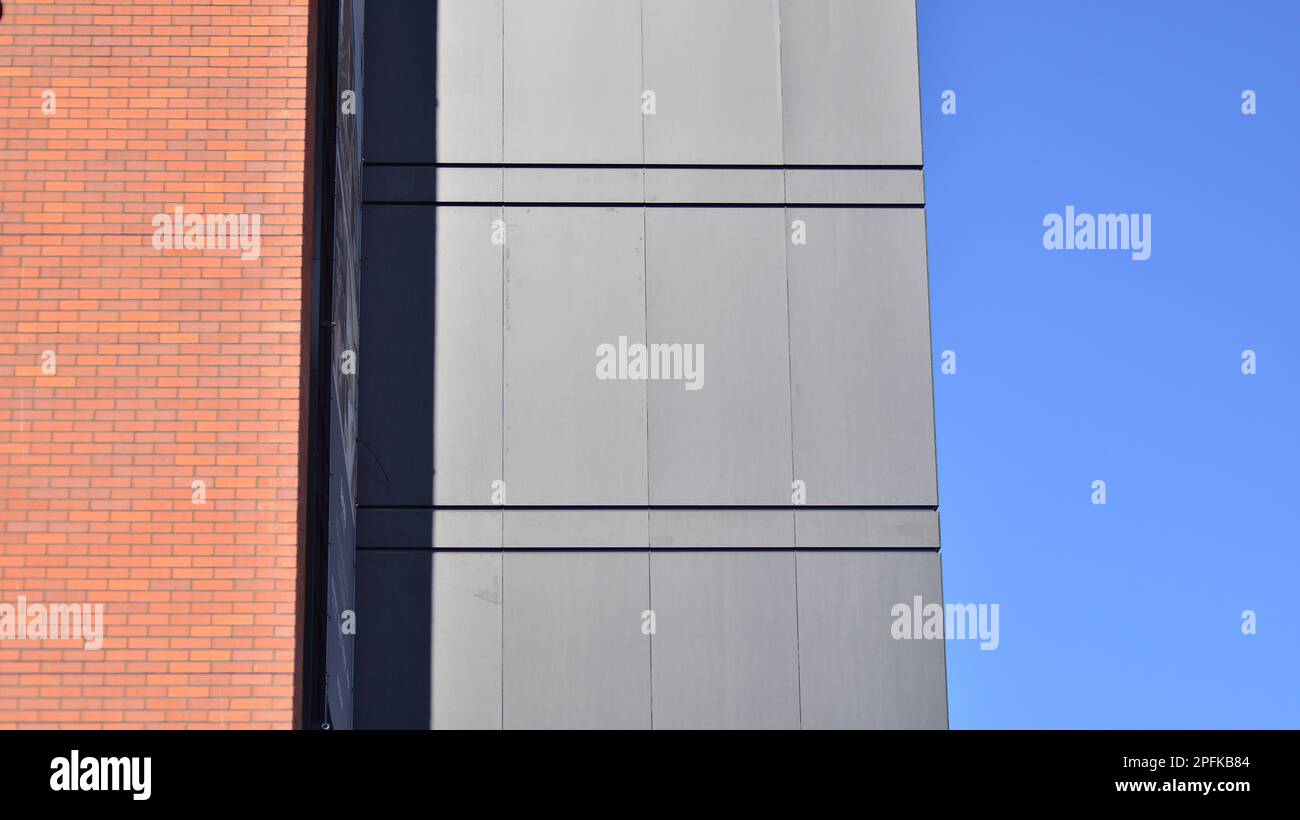 Wand eines modernen Geschäftsgebäudes mit Aluminium-Metall-Verbundplatten. Das futuristische Gebäude. Stockfoto