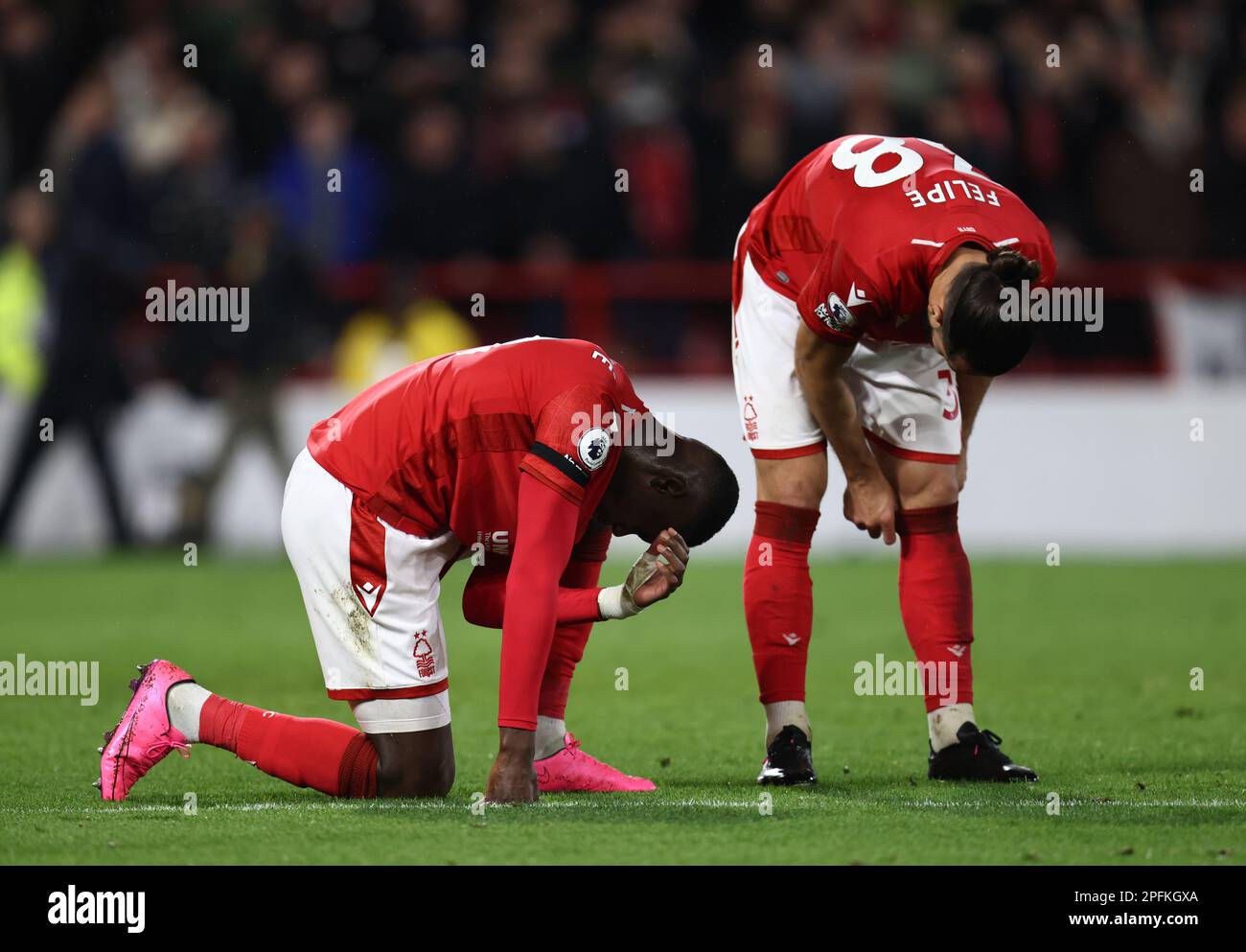 Nottingham, Großbritannien. 17. März 2023. Moussa Niakhate aus Nottingham Forest war deprimiert, nachdem er seinen Arm angehoben hatte und den Ball in Kontakt gebracht hatte, um während des Premier League-Spiels auf dem City Ground, Nottingham, einen Elfmeter in der Verlängerung zuzugestehen. Der Bildausdruck sollte lauten: Darren Staples/Sportimage Credit: Sportimage/Alamy Live News Stockfoto