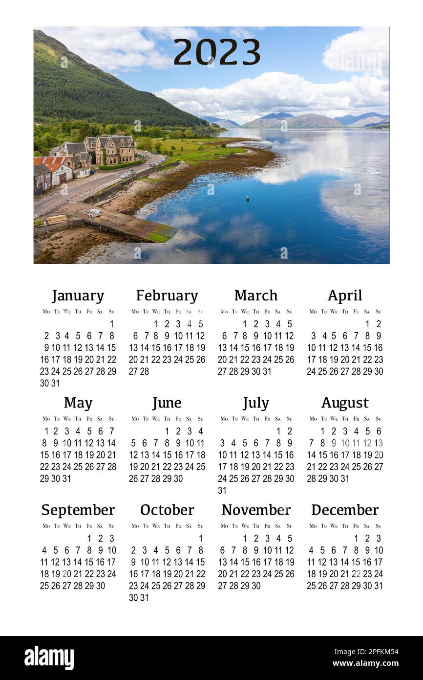 Kalender für 2023 auf weißem Hintergrund zum Drucken. Schottland, Großbritannien. Wunderschöne Berglandschaft. Stockfoto