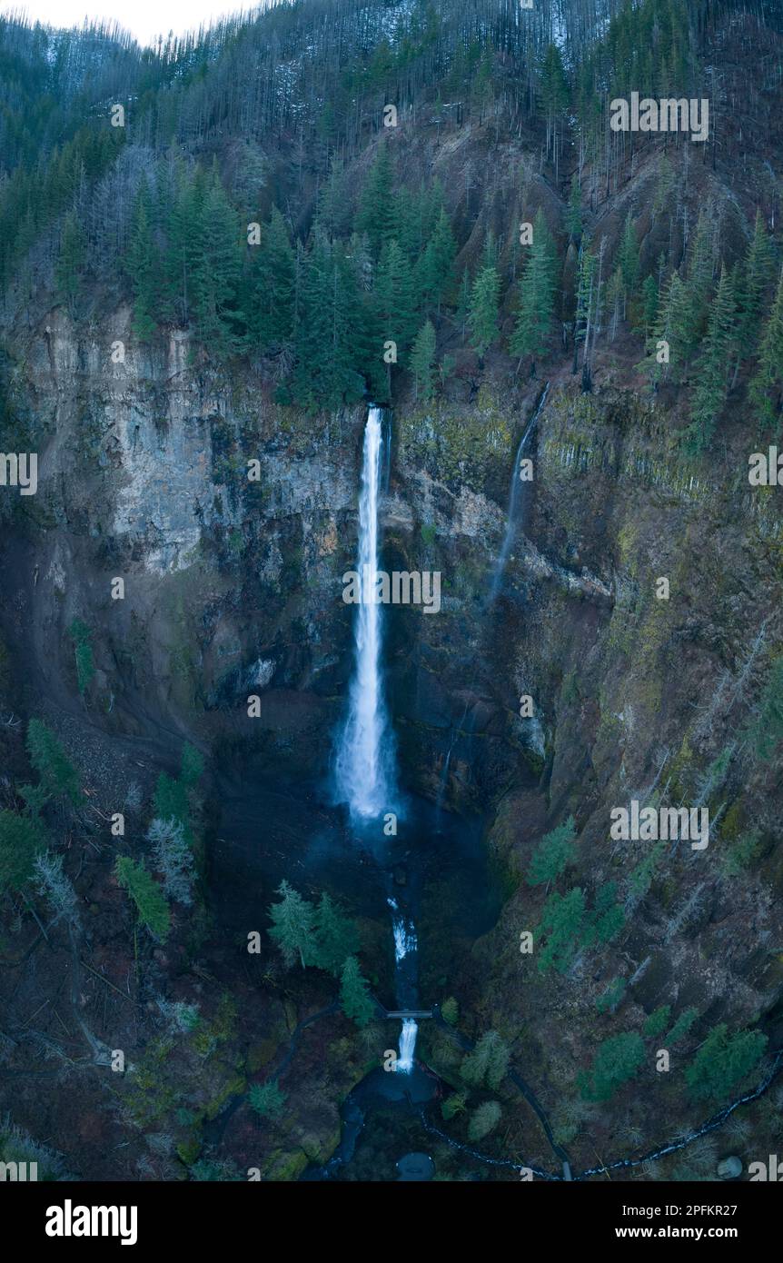 Die spektakulären Multnomah Falls, über 600 Meter hoch, befinden sich auf der Oregon-Seite der Columbia River Gorge, nur 30 km östlich von Portland. Stockfoto